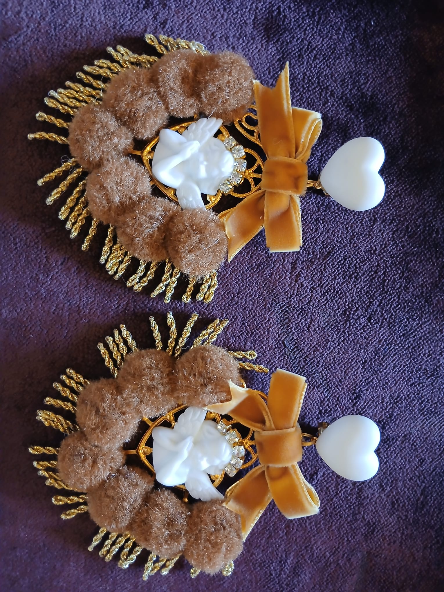 Earring with angel and pom pom